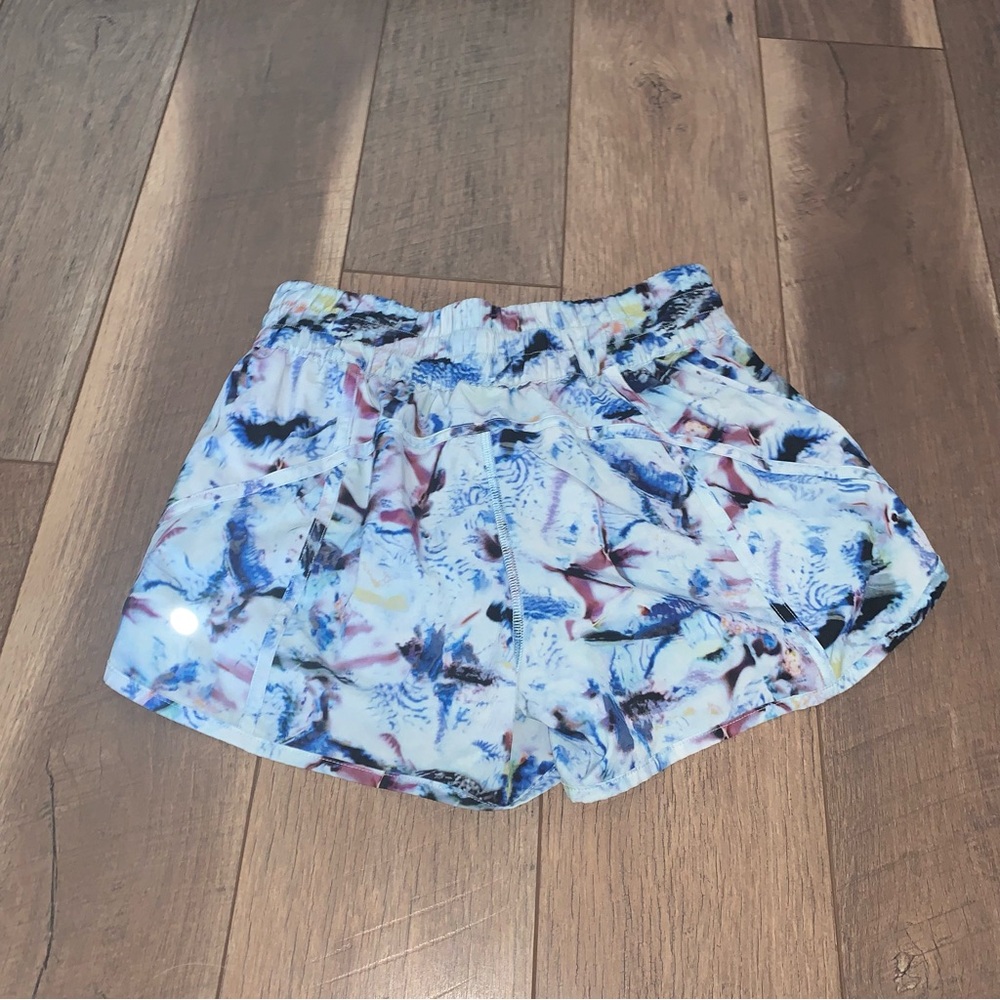 Lululemon Tracker Shorts V Exposure Multi Blue Size 6 - Picture 5 of 8
